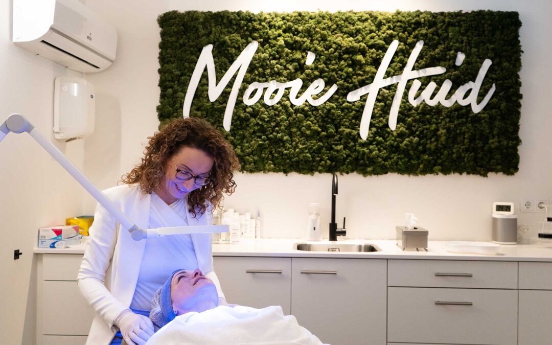 HALS, KAAKLIJN EN DECOLLETE NATUURLIJK VERSTRAKKEN